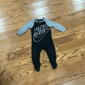 Sleepers Nike size 9m kids good condition